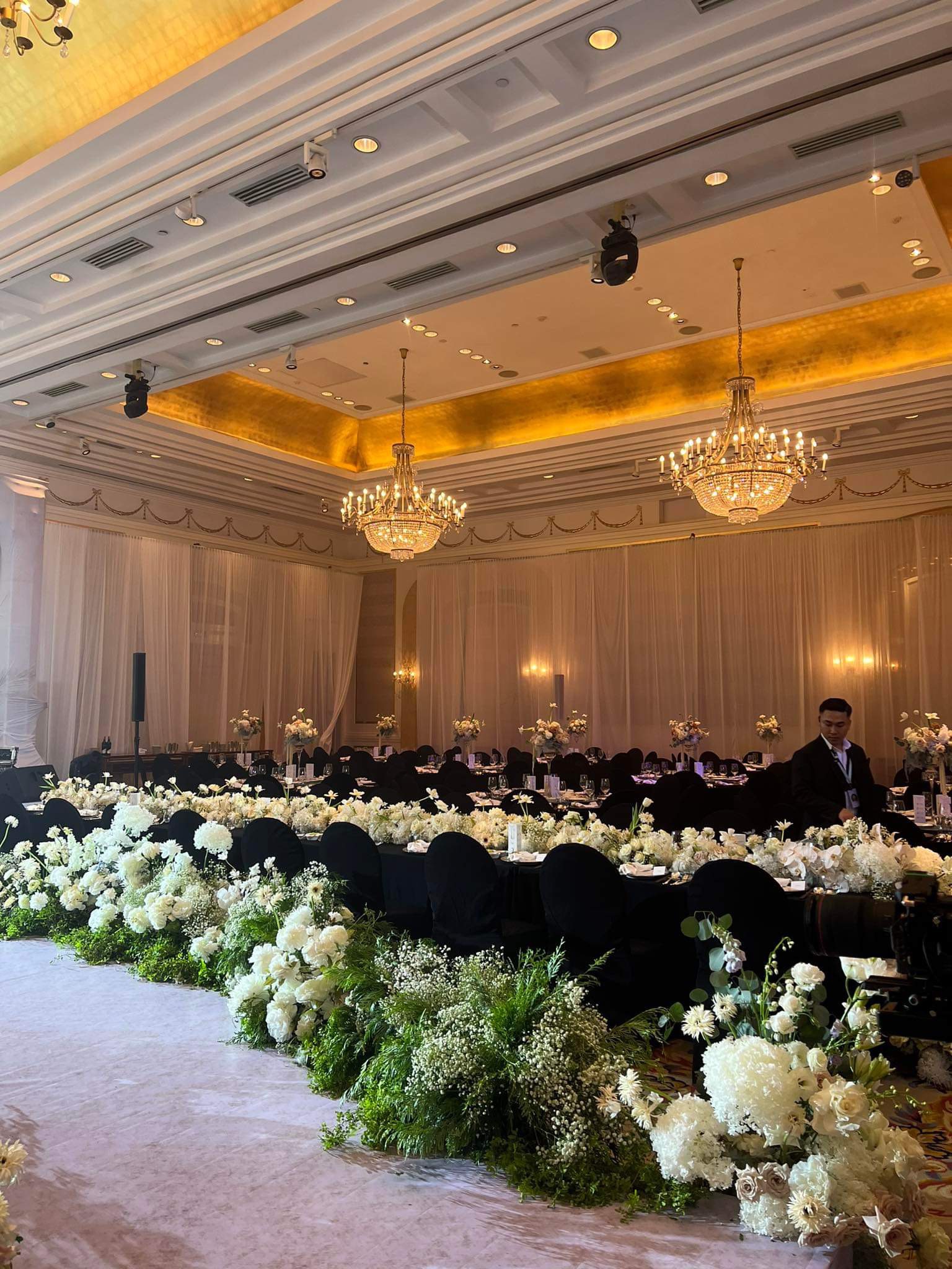 Cập nhật từ đám cưới Thanh Hằng: Không gian phủ hoa tươi, những khách mời đầu tiên đã xuất hiện-2