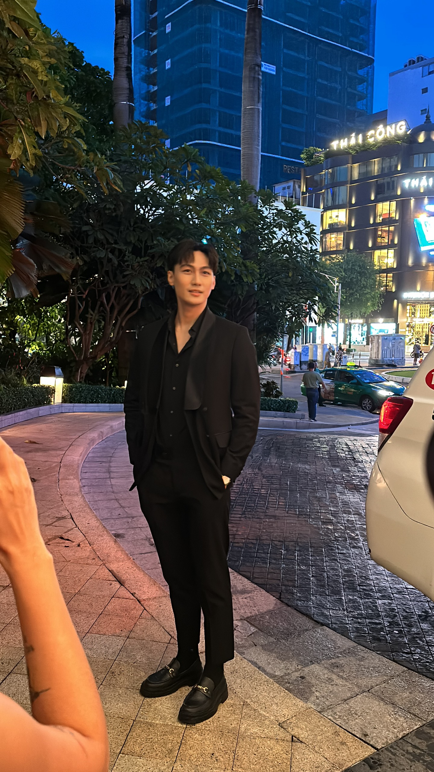 Cập nhật từ đám cưới Thanh Hằng: Không gian phủ hoa tươi, những khách mời đầu tiên đã xuất hiện-4