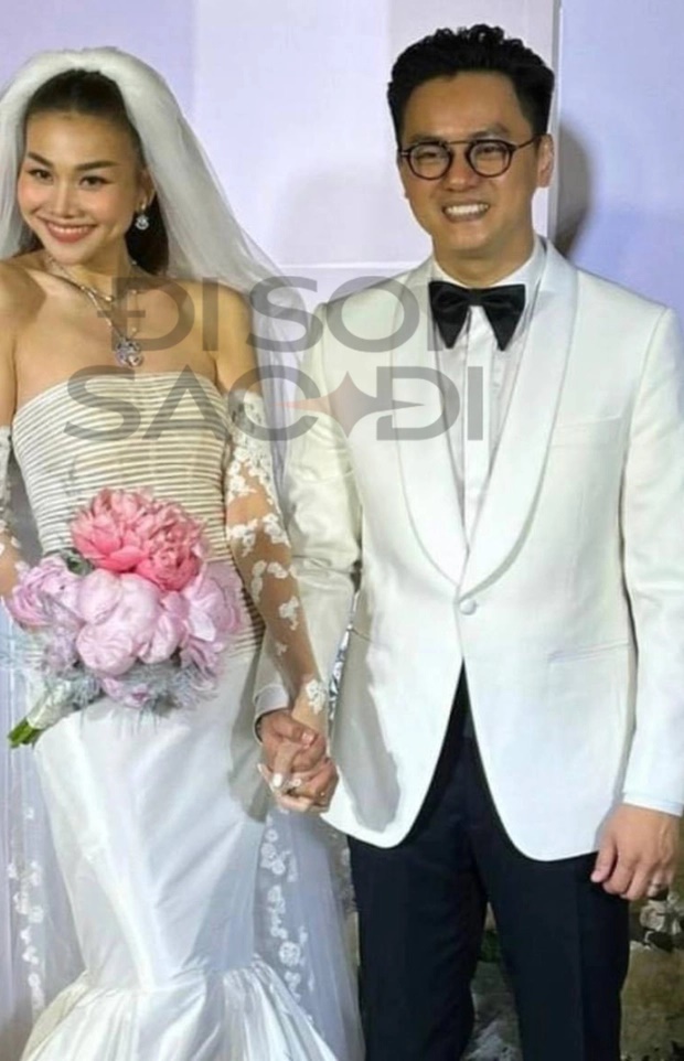 SIÊU HOT: Cô dâu Thanh Hằng lộ diện gợi cảm trong lễ cưới, nắm chặt tay chồng nhạc trưởng-1