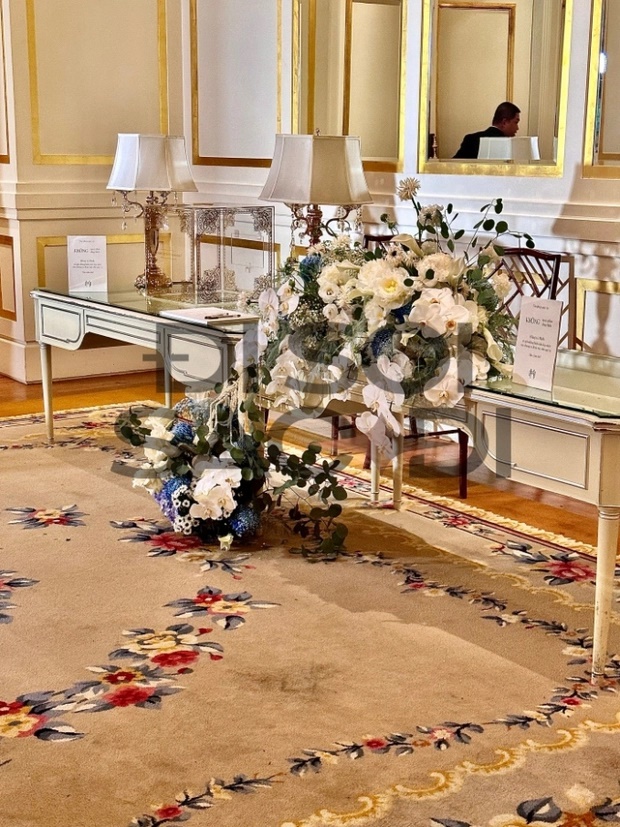 SIÊU HOT: Cô dâu Thanh Hằng lộ diện gợi cảm trong lễ cưới, nắm chặt tay chồng nhạc trưởng-3