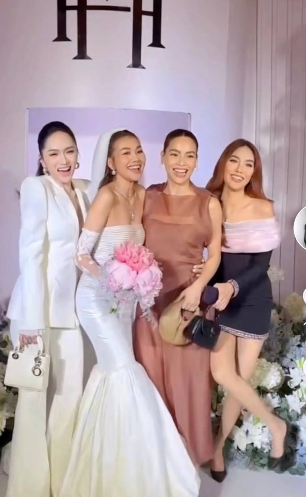 SIÊU HOT: Cô dâu Thanh Hằng lộ diện gợi cảm trong lễ cưới, nắm chặt tay chồng nhạc trưởng-2