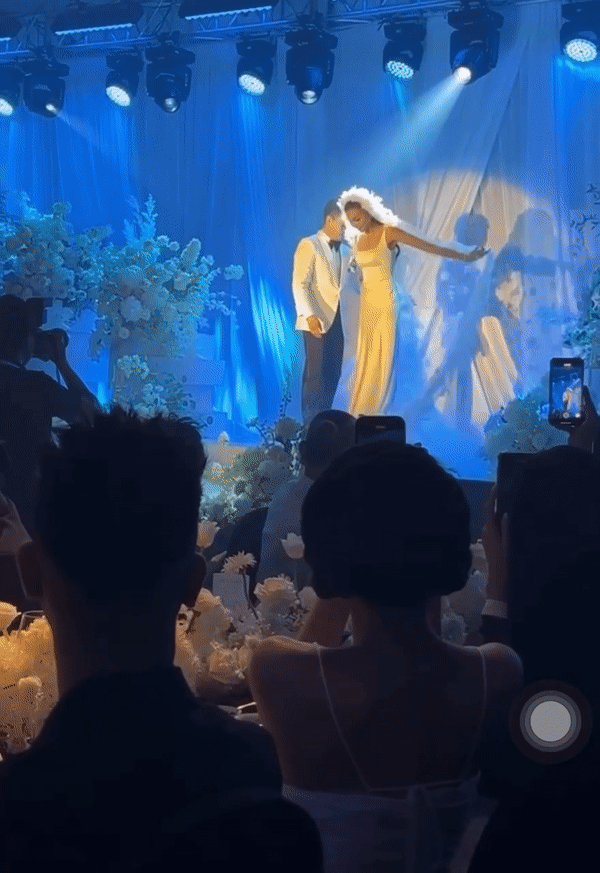 Chồng nhạc trưởng trao nụ hôn cho Thanh Hằng, ánh mắt và loạt cử chỉ ngập tràn tình yêu-4