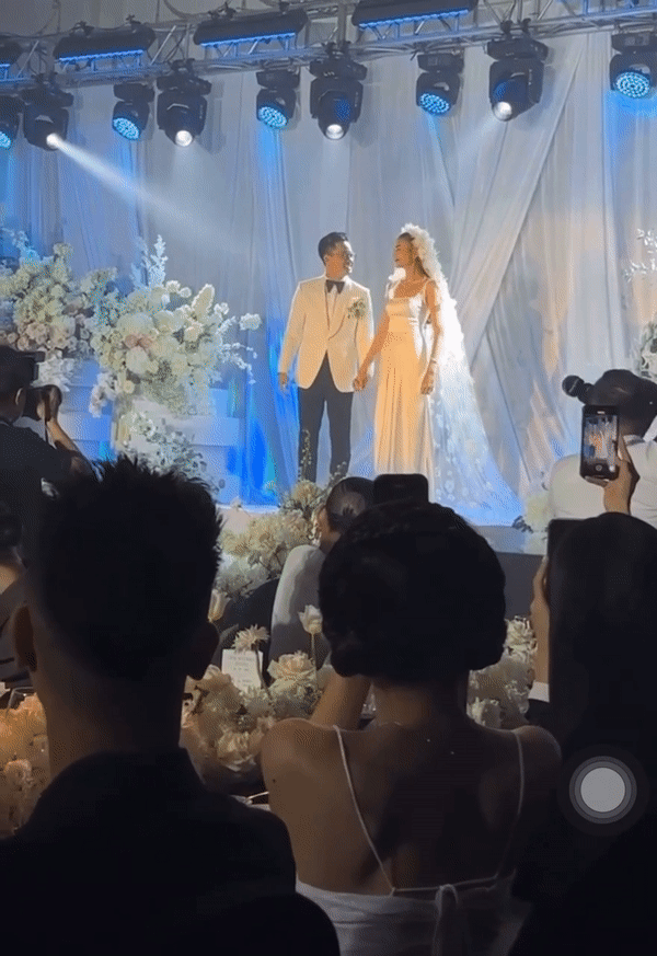 Chồng nhạc trưởng trao nụ hôn cho Thanh Hằng, ánh mắt và loạt cử chỉ ngập tràn tình yêu-5