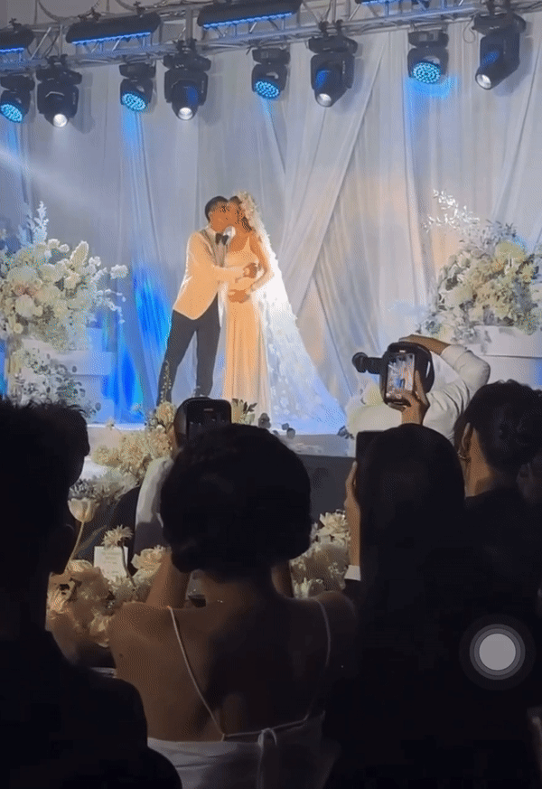 Chồng nhạc trưởng trao nụ hôn cho Thanh Hằng, ánh mắt và loạt cử chỉ ngập tràn tình yêu-6