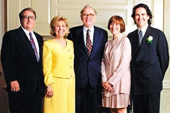 Cách dạy con về tiền bạc đầy khác biệt của huyền thoại đầu tư Warren Buffett mà cha mẹ Việt nên học hỏi