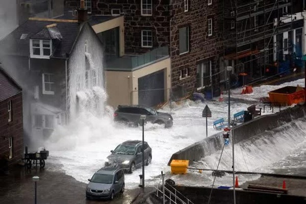 Thước phim hé lộ cảnh tượng kinh hoàng chưa từng có tại nhiều quốc gia châu Âu sau cơn bão Babet-1