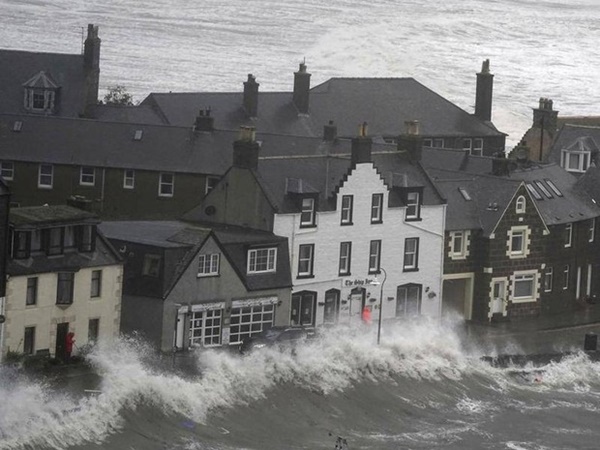 Thước phim hé lộ cảnh tượng kinh hoàng chưa từng có tại nhiều quốc gia châu Âu sau cơn bão Babet-2