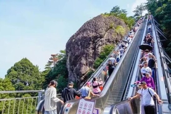 Kỳ lạ: Trung Quốc xuất hiện kiểu leo núi mới, từ trẻ nhỏ đến người già ai cũng thích