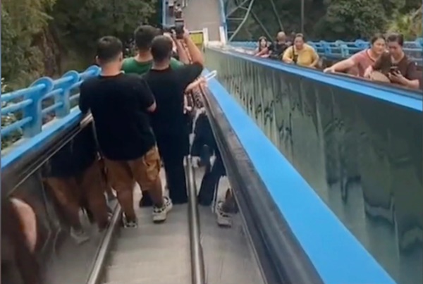 Kỳ lạ: Trung Quốc xuất hiện kiểu leo núi mới, từ trẻ nhỏ đến người già ai cũng thích-2