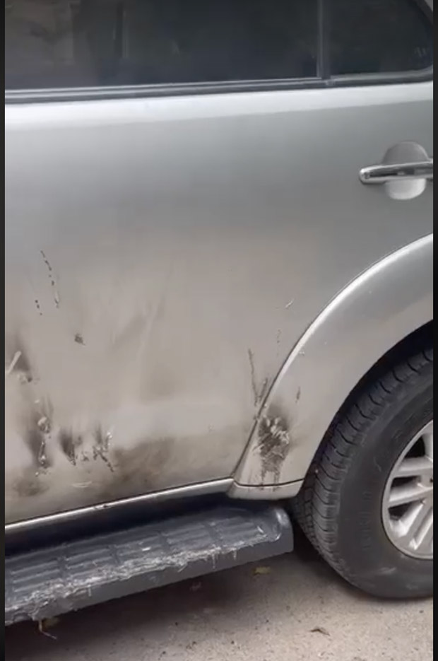 Đứa trẻ nghịch dại đem bật lửa đốt ô tô khiến phố Hà Nội xôn xao, camera ghi lại diễn biến-1