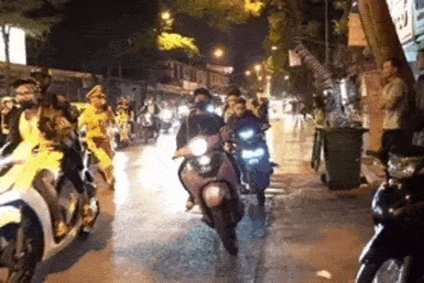 Clip: Nhầm chân ga, tài xế lao thẳng xe vào cửa hàng phụ kiện ô tô-1