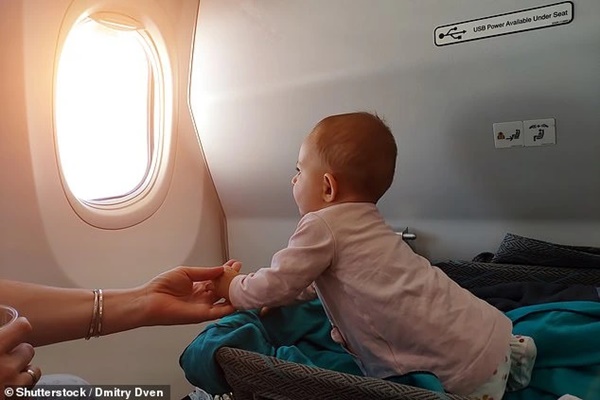 Tức vì người phụ nữ thay tã cho con trên ghế máy bay, hành khách lên mạng xả giận ai ngờ bị mắng ngược lại-1