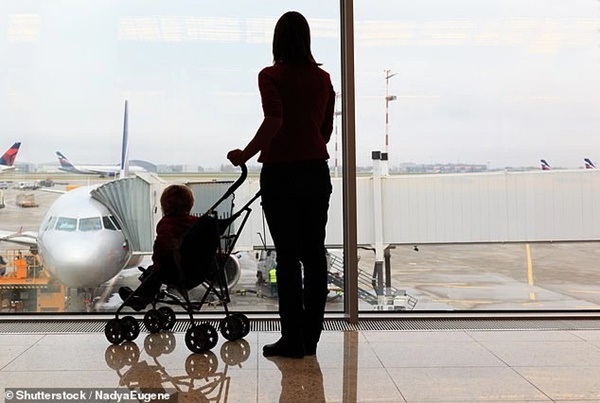 Tức vì người phụ nữ thay tã cho con trên ghế máy bay, hành khách lên mạng xả giận ai ngờ bị mắng ngược lại-2