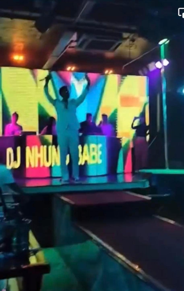 Ca sĩ Chu Bin là ai mà gây bão MXH vì 1 sự cố nhạy cảm trên sân khấu?-3