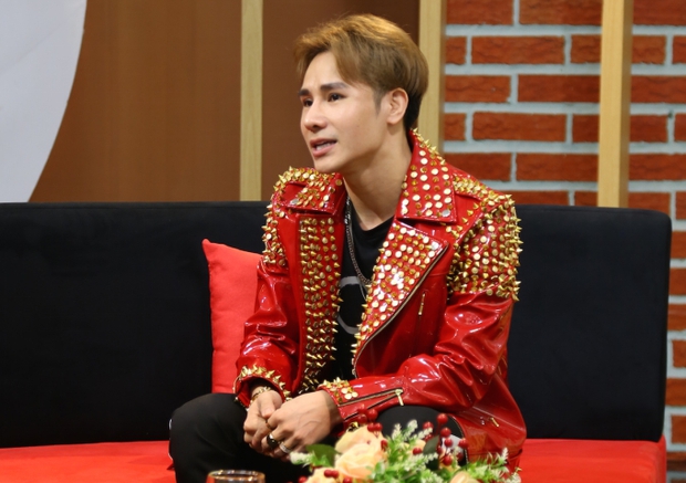 Ca sĩ Chu Bin là ai mà gây bão MXH vì 1 sự cố nhạy cảm trên sân khấu?-1