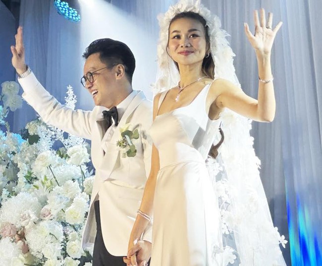Cô dâu Thanh Hằng thay 3 bộ váy cưới, diện đôi giày bệt giá gần 40 triệu-1