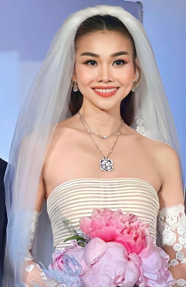 Cô dâu Thanh Hằng thay 3 bộ váy cưới, diện đôi giày bệt giá gần 40 triệu-2