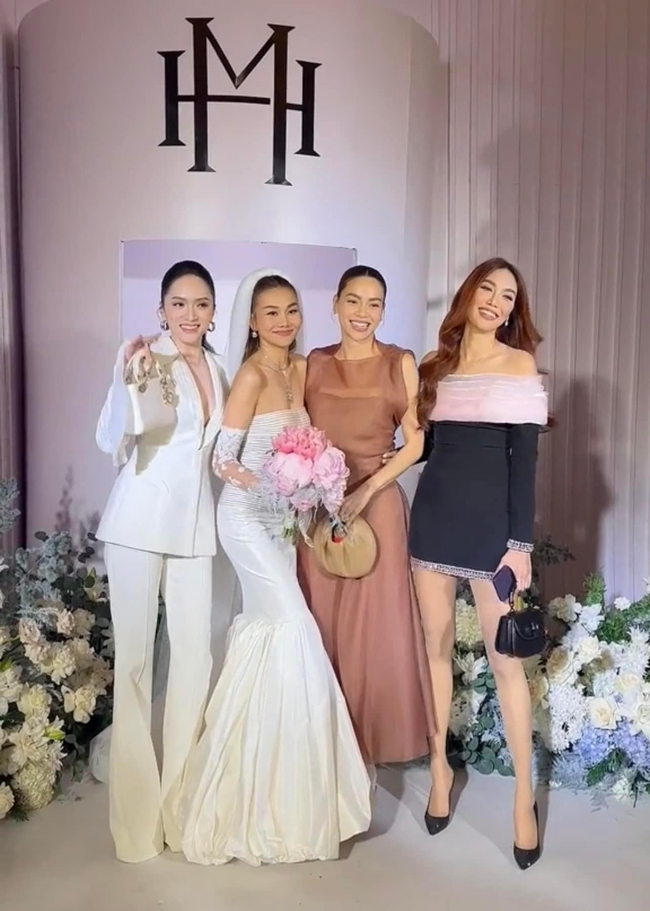 Cô dâu Thanh Hằng thay 3 bộ váy cưới, diện đôi giày bệt giá gần 40 triệu-3