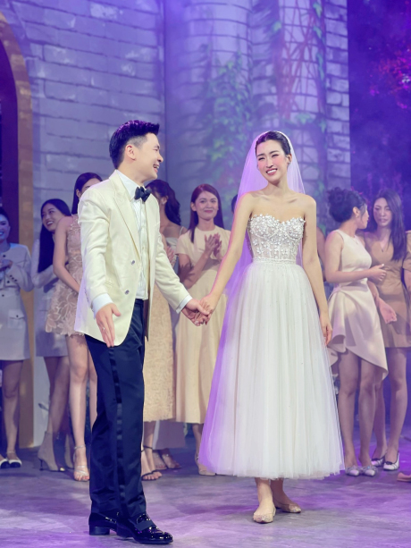Cô dâu Thanh Hằng thay 3 bộ váy cưới, diện đôi giày bệt giá gần 40 triệu-7