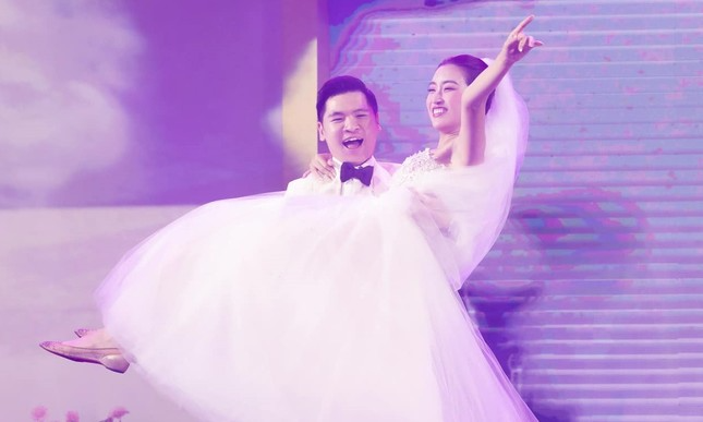 Cô dâu Thanh Hằng thay 3 bộ váy cưới, diện đôi giày bệt giá gần 40 triệu-9