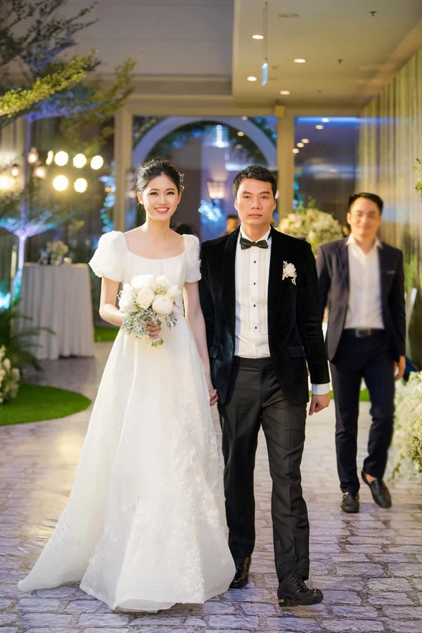 Cô dâu Thanh Hằng thay 3 bộ váy cưới, diện đôi giày bệt giá gần 40 triệu-13