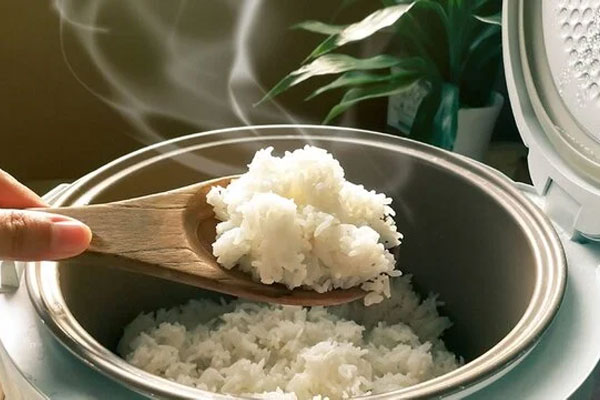 Vì sao không nên mở nắp nồi cơm điện để xới cho đến khi chín hẳn?-1