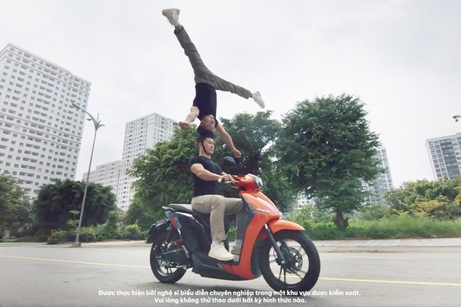Vụ Quốc Cơ - Quốc Nghiệp chồng đầu chạy xe máy: Gỡ video quảng cáo-1