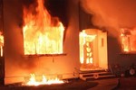 Vợ đi ăn cỗ cưới không rủ, chồng phóng hỏa đốt nhà-2
