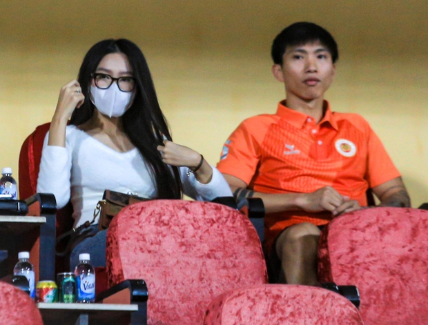 Bắt gặp Đoàn Văn Hậu lái Porsche 5 tỷ đưa vợ sắp cưới và Hoà Minzy về-1