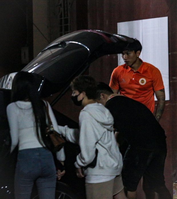 Bắt gặp Đoàn Văn Hậu lái Porsche 5 tỷ đưa vợ sắp cưới và Hoà Minzy về-5