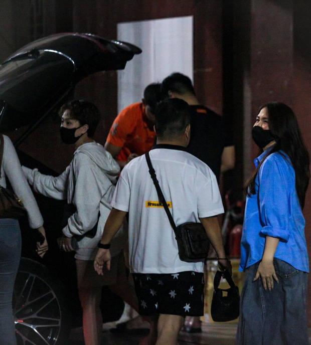 Bắt gặp Đoàn Văn Hậu lái Porsche 5 tỷ đưa vợ sắp cưới và Hoà Minzy về-6