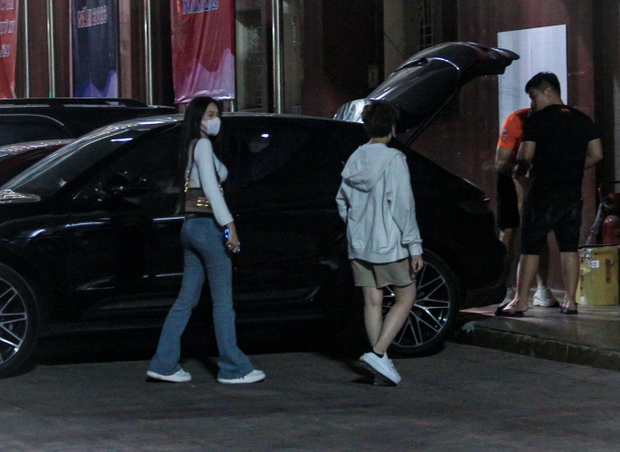 Bắt gặp Đoàn Văn Hậu lái Porsche 5 tỷ đưa vợ sắp cưới và Hoà Minzy về-7