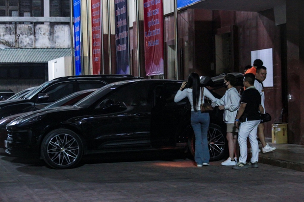 Bắt gặp Đoàn Văn Hậu lái Porsche 5 tỷ đưa vợ sắp cưới và Hoà Minzy về-8