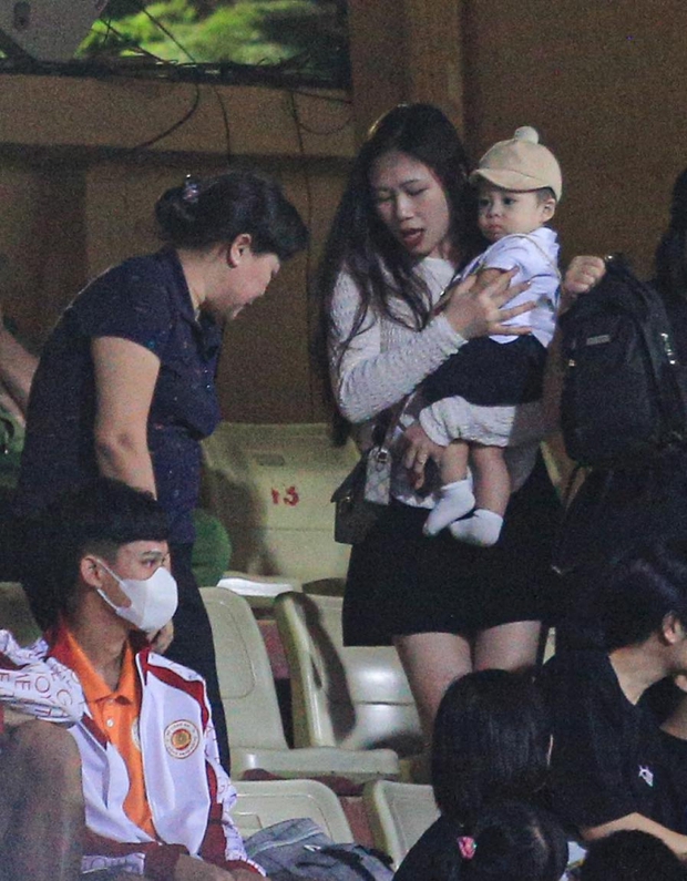 Vợ Đình Trọng xuất hiện giản dị, nhìn cử chỉ đoán ngay mối quan hệ với mẹ chồng-1