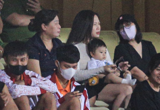 Vợ Đình Trọng xuất hiện giản dị, nhìn cử chỉ đoán ngay mối quan hệ với mẹ chồng-3