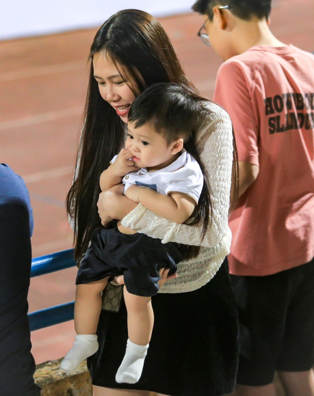 Vợ Đình Trọng xuất hiện giản dị, nhìn cử chỉ đoán ngay mối quan hệ với mẹ chồng-5