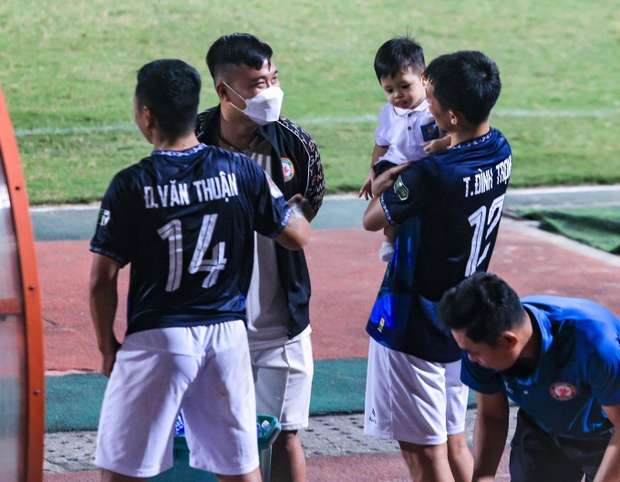 Vợ Đình Trọng xuất hiện giản dị, nhìn cử chỉ đoán ngay mối quan hệ với mẹ chồng-6