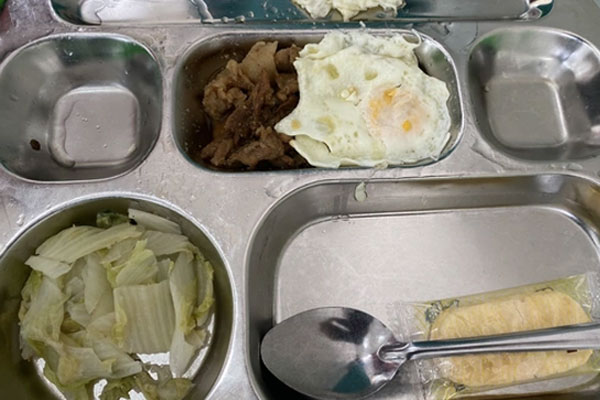 Sau lùm xùm, suất ăn 32.000 đồng của học sinh THCS Yên Nghĩa hiện có gì?-3