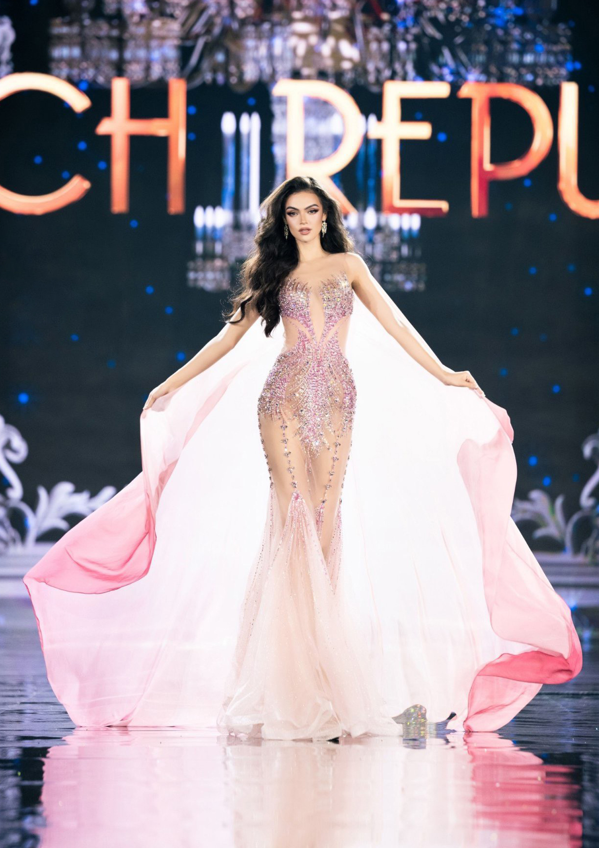 10 bộ trang phục dạ hội đẹp nhất đêm bán kết Hoa hậu Hòa bình quốc tế 2023-2
