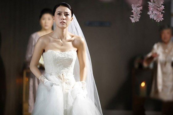 Thấy vợ cũ của chồng cởi áo khoác giữa đám cưới, tôi cho chú rể cái tát rồi lập tức hủy hôn