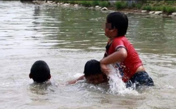 Hai đứa trẻ cùng rơi xuống nước, lựa chọn của ông bố thổi bùng tranh cãi về vấn đề đạo đức-1
