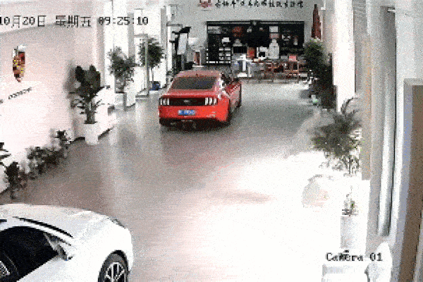 Clip: Nhầm chân ga, tài xế lao thẳng xe vào cửa hàng phụ kiện ô tô