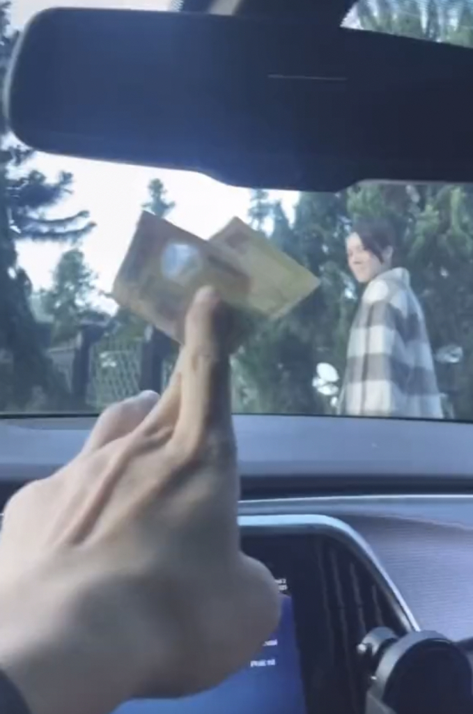 Tiến Phát tất bật làm việc nhà cho phú bà” Quỳnh Lương, bất ngờ với tiền công nhận được sau đó-3