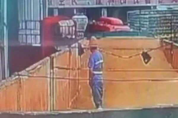 Lộ clip công nhân tè bậy vào kho nguyên liệu, nhà máy bia khốn đốn-1