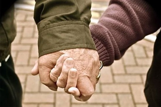 Mẹ tôi mới mất hơn 100 ngày, bố U80 đòi lấy người yêu đầu tiên