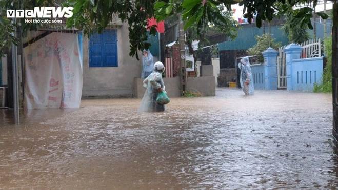 Mưa cực lớn làm TP Đông Hà ngập sâu, thuỷ điện ở Huế tăng cường xả nước-1
