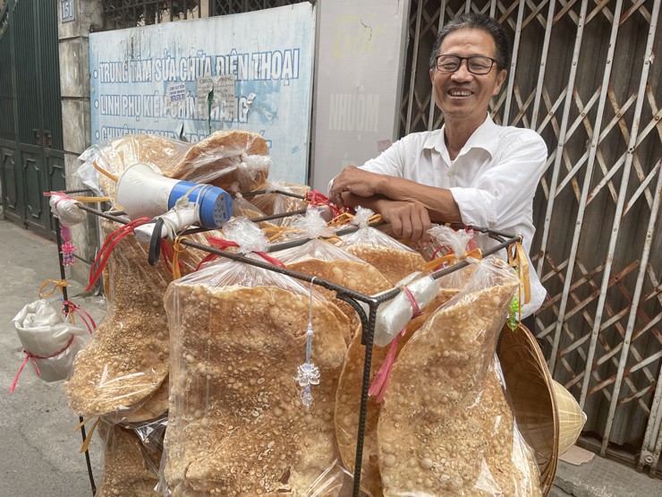 Người đàn ông Bắc Giang bán thứ bánh này, chỉ vài tiếng bay” hơn trăm chiếc-1