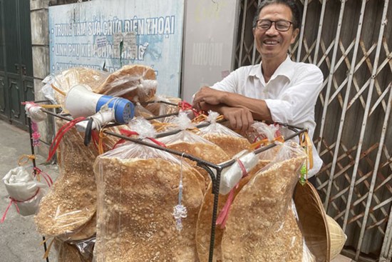 Người đàn ông Bắc Giang bán thứ bánh này, chỉ vài tiếng “bay” hơn trăm chiếc