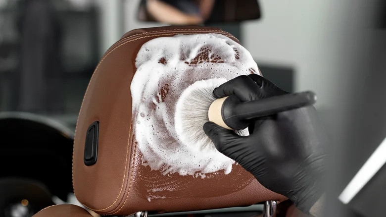 Mẹo đơn giản vệ sinh ghế da ô tô ngay tại nhà-3