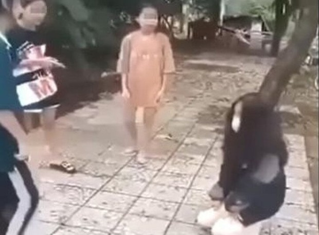 Nữ sinh lớp 7 ở Thừa Thiên - Huế bị bạn đánh hội đồng, quay clip-1
